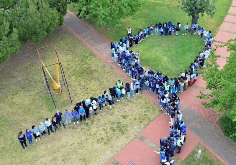 No dia 30, vista uma t-shirt azul e junte-se ao laço humano em Quarteira