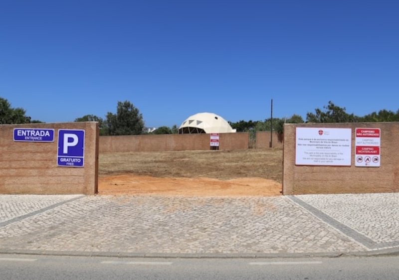 Terreno privado dá lugar a parque de estacionamento público gratuito em Burgau