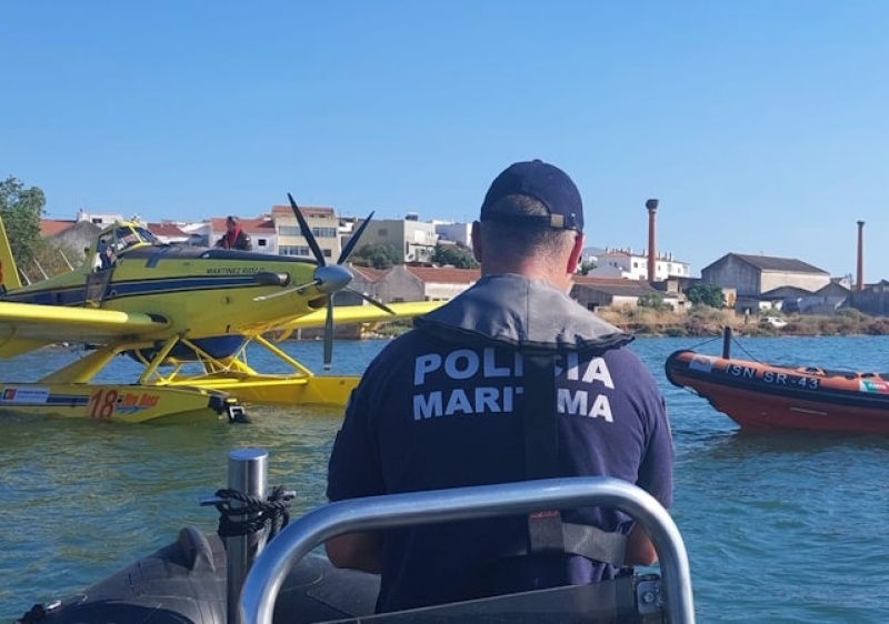 Avião de combate a incêndios faz amaragem de emergência no rio Arade