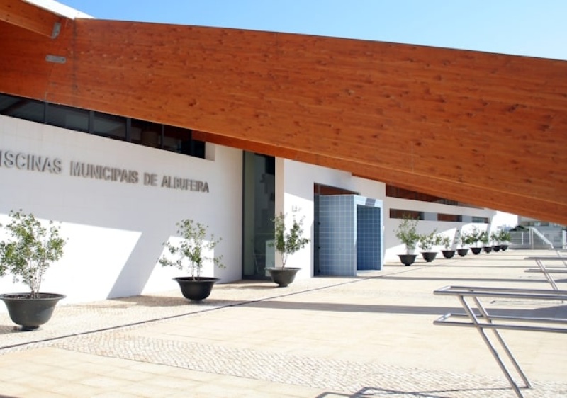 Piscinas Municipais de Albufeira encerradas devido à presença de 'legionella'