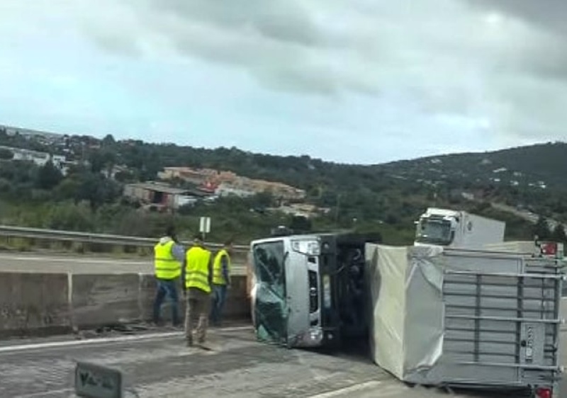 Despiste de veículo pesado condiciona trânsito na A22