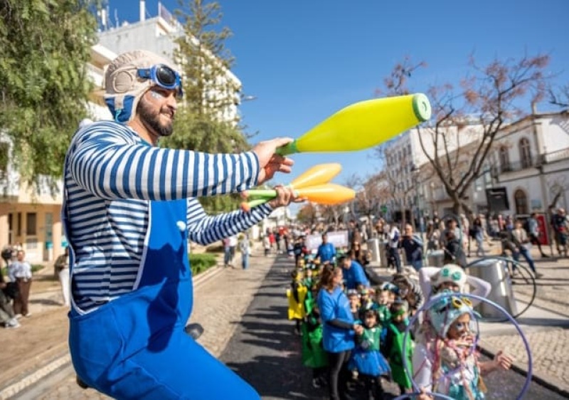 Previs&atilde;o de mau tempo adia desfile de Carnaval Infantil em Olh&atilde;o