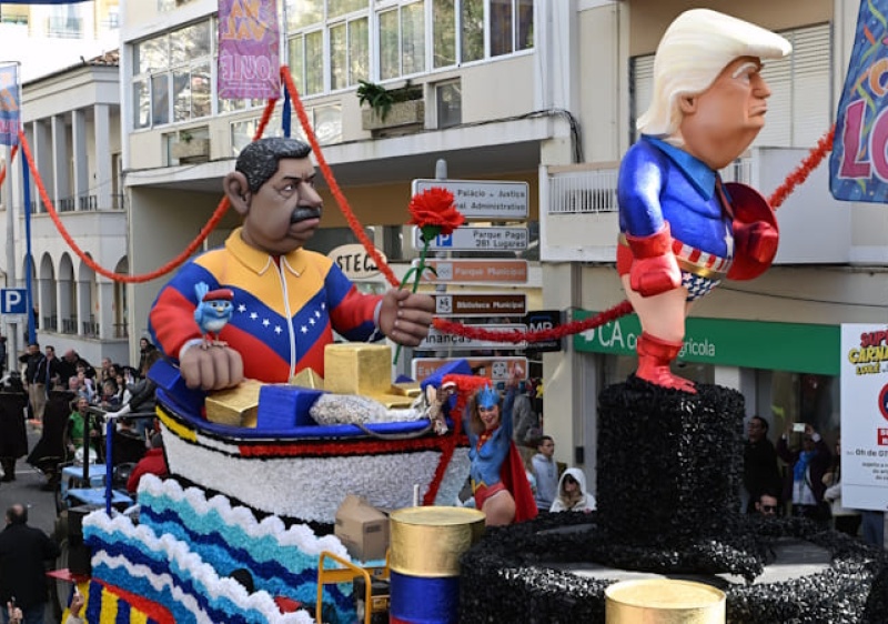 25 mil foli&otilde;es estiveram no primeiro dia do Carnaval de Loul&eacute; 