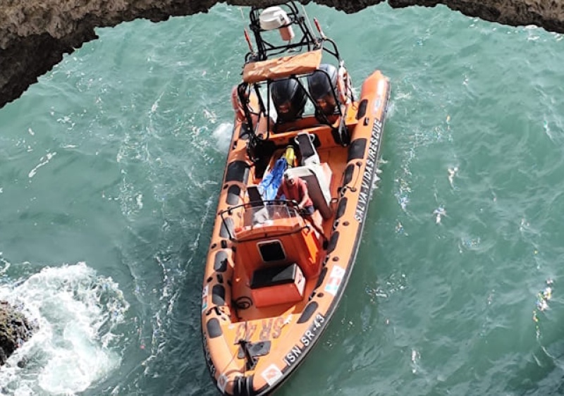 Dois homens resgatados na praia do Forte em Portim&atilde;o devido &agrave; subida da mar&eacute; 