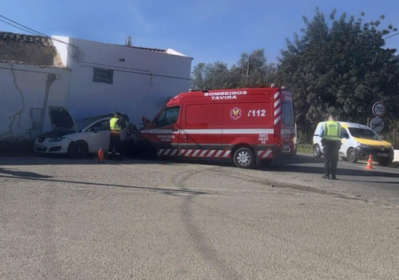 Colis&atilde;o na EN2 entre ambul&acirc;ncia e autom&oacute;vel resultou num morto e tr&ecirc;s feridos