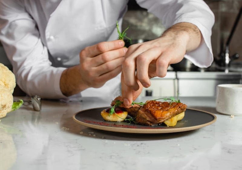 Estilo de vida, clima e produtos de qualidade atraem &lsquo;chefs&rsquo; estrangeiros a Faro