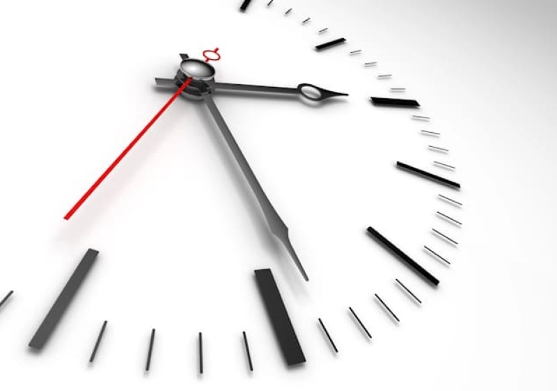 Bruxelas considera que &eacute; poss&iacute;vel acabar com mudan&ccedil;a da hora e vai apresentar estudo