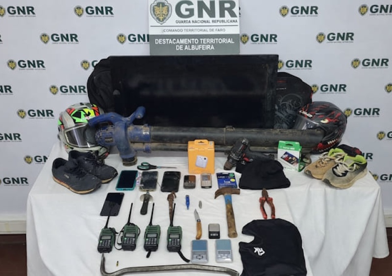 Casal detido por furto de moedas em lavagens de autom&oacute;veis no concelho de Albufeira