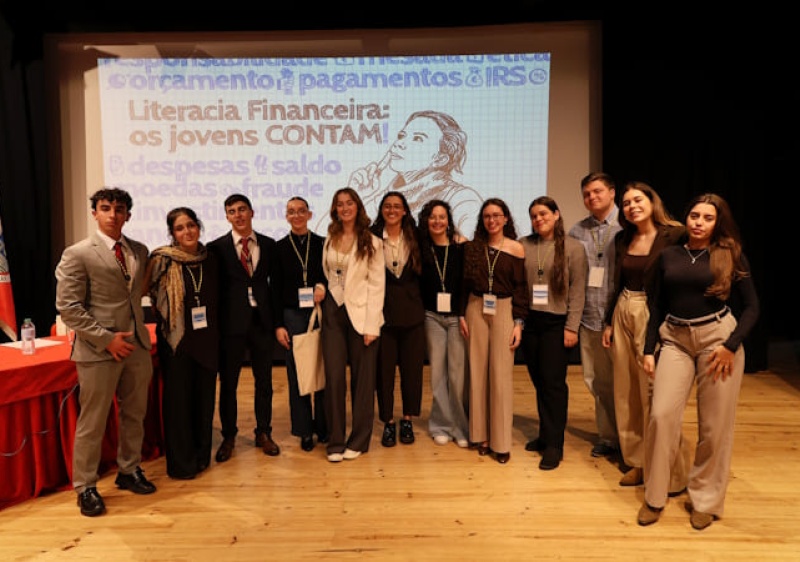 Alunos de tr&ecirc;s escolas secund&aacute;rias do Algarve passam &agrave; fase nacional do Parlamento dos Jovens