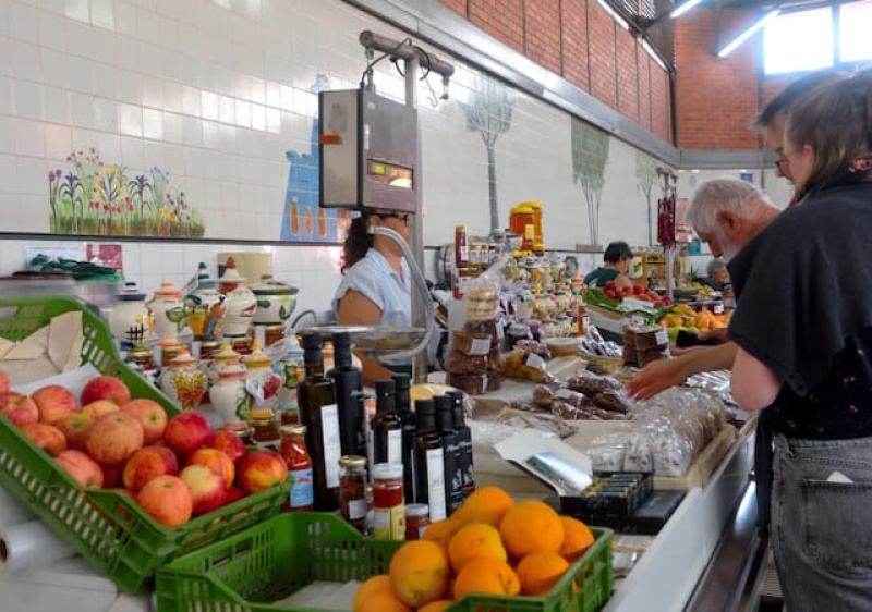 Mercados de Olh&atilde;o, Fuseta e Moncarapacho celebram Abril com cravos e m&uacute;sica