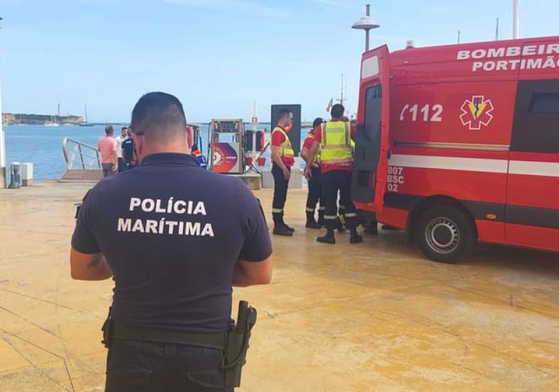 Doze pessoas resgatadas das grutas de Benagil ap&oacute;s barco virar
