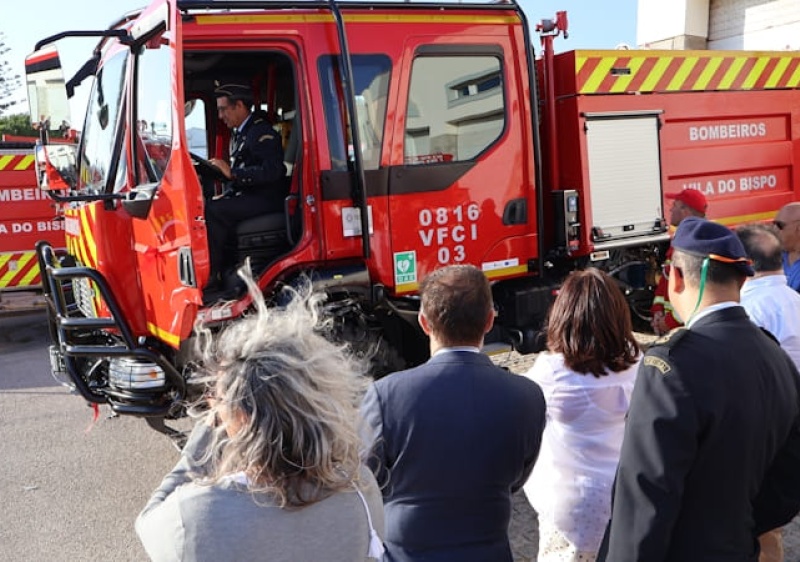 C&acirc;mara de Vila do Bispo entregou primeira viatura aos Bombeiros no &acirc;mbito do Algarve 2030