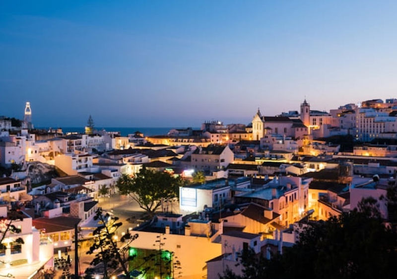 Provid&ecirc;ncia cautelar suspende novos hor&aacute;rios da noite em Albufeira