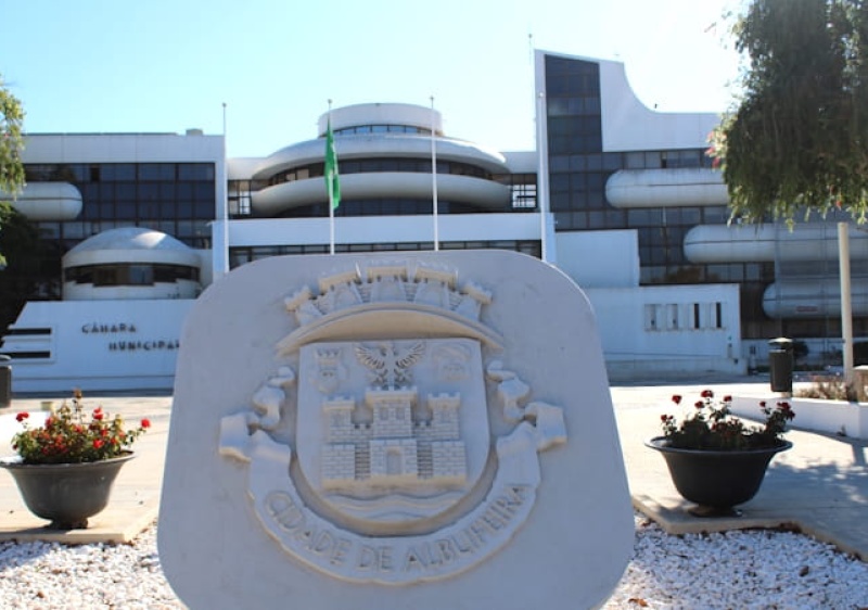 Direito de Resposta da C&acirc;mara Municipal de Albufeira sobre a not&iacute;cia: "Provid&ecirc;ncia cautelar suspende novos hor&aacute;rios da noite em Albufeira"