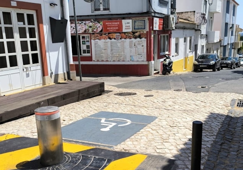 Art&eacute;rias do centro de Alvor equipadas com pilaretes autom&aacute;ticos para seguran&ccedil;a de residentes e visitantes