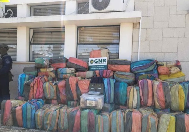GNR apreende tr&ecirc;s toneladas de coca&iacute;na em Olh&atilde;o 