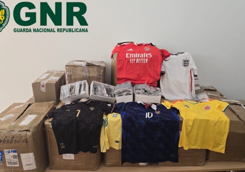 Apreendidas cerca de 1.000 camisolas desportivas contrafeitas nos concelhos de Faro e Portim&atilde;o