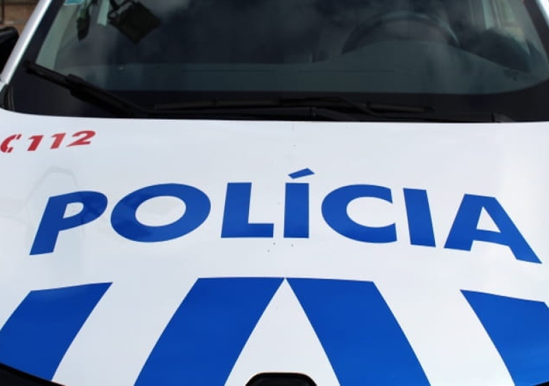 Pris&atilde;o preventiva para suspeito de roubo com viol&ecirc;ncia que feriu homem em Faro