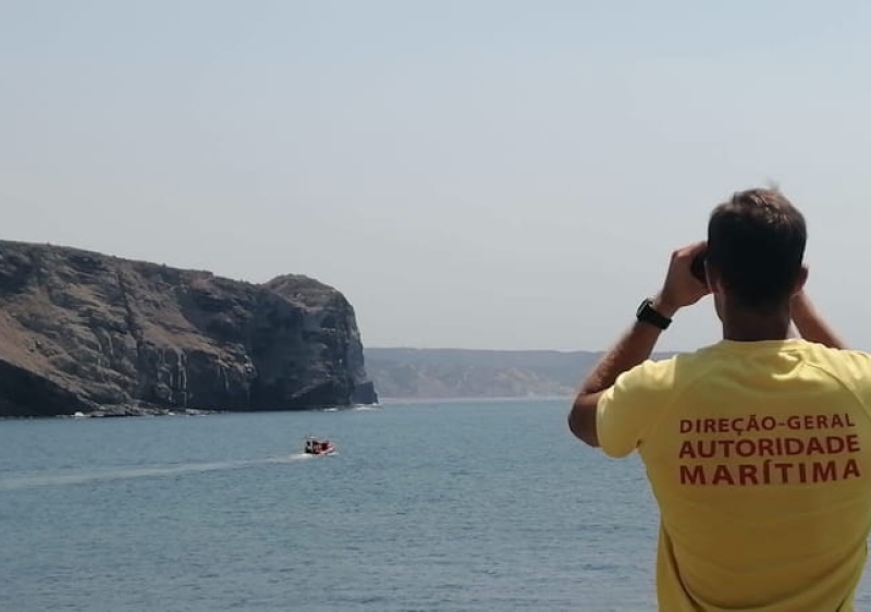Interrompidas buscas por jovem que desapareceu no mar em praia de Aljezur