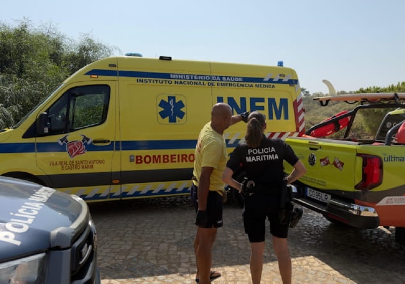 Homem assistido ap&oacute;s entrar em dificuldades na barra de Cacela Velha