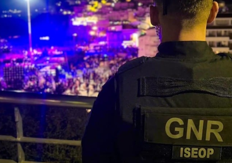 GNR det&eacute;m tr&ecirc;s homens por roubo de telem&oacute;vel por estic&atilde;o em Albufeira