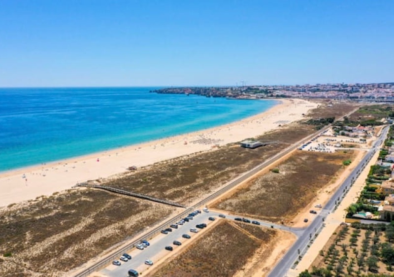 Movimento c&iacute;vico pede suspens&atilde;o de projeto tur&iacute;stico na Meia Praia em Lagos