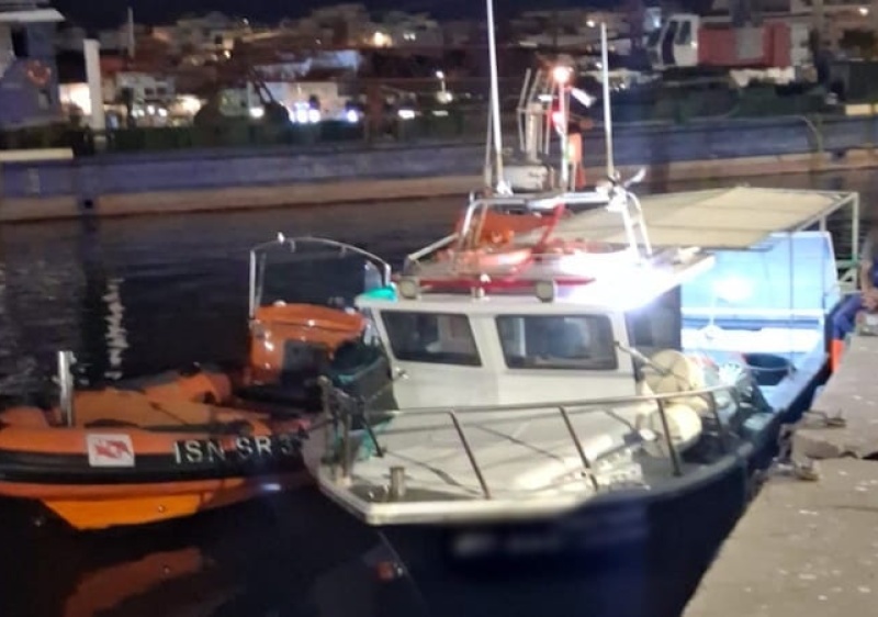Auxiliada embarca&ccedil;&atilde;o de pesca com entrada de &aacute;gua a bordo ao largo da praia da Luz