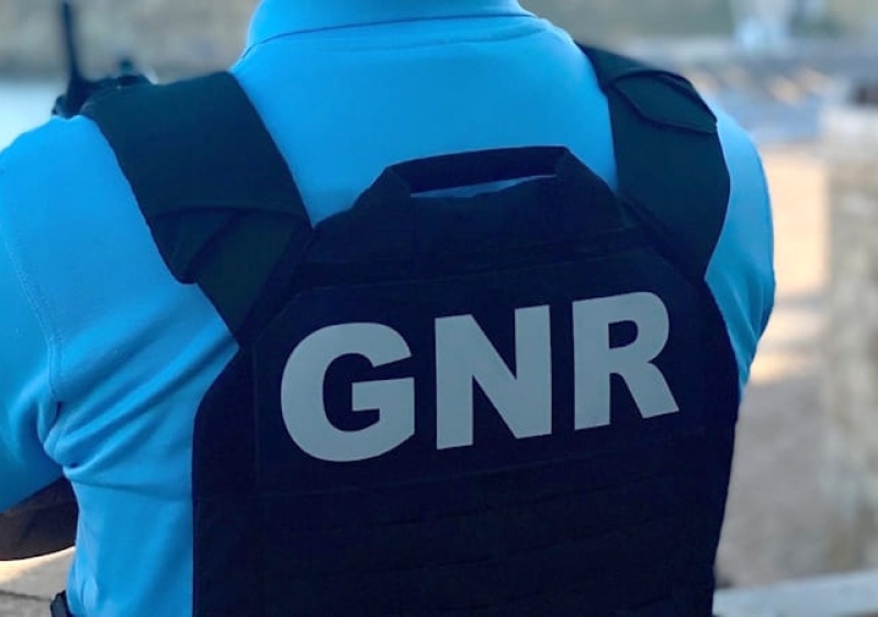 GNR det&eacute;m seis pessoas e apreende cerca de 200 jerric&atilde;s com combust&iacute;vel em Albufeira