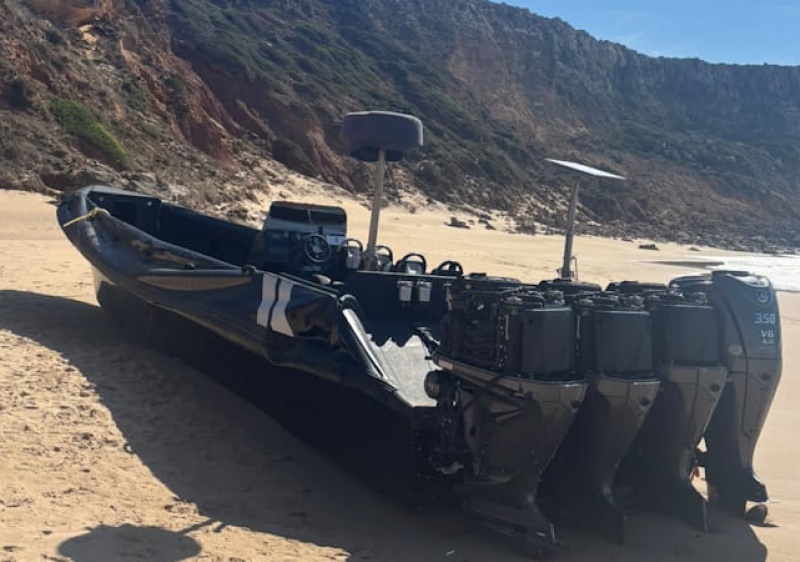 Embarca&ccedil;&atilde;o de alta velocidade encontrada na praia do Telheiro, em Vila do Bispo